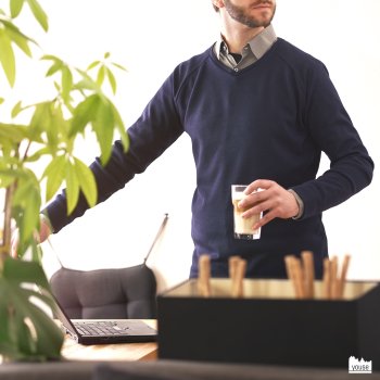 Herrenpullover Ron aus Bio Merinowolle schwarzblau mit V-Ausschnitt