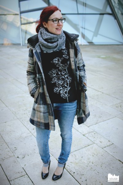 weiße Magnolien-Collage auf schwarz