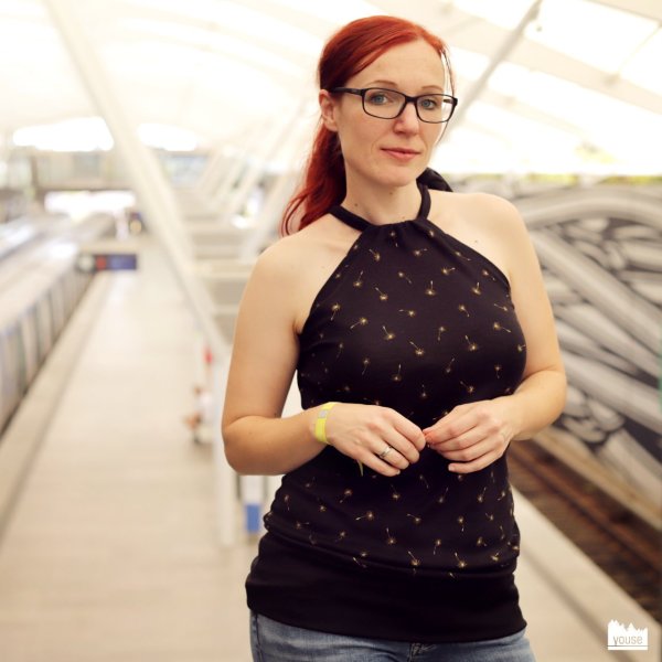 goldene Pusteblumen auf schwarzem Top