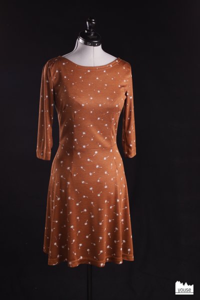 cremeweisse Pusteblumen auf Kleid Vidalita in zimt